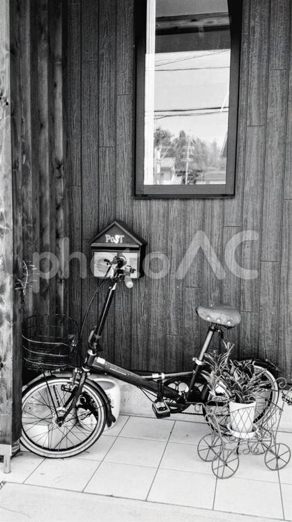 玄関アプローチの自転車とポスト（モノクロ） 玄関アプローチの自転車,白い自転車,自転車の写真素材
