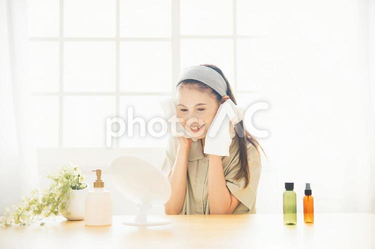 洗顔後のミドル世代の女性 洗顔,クレンジング,保湿の写真素材