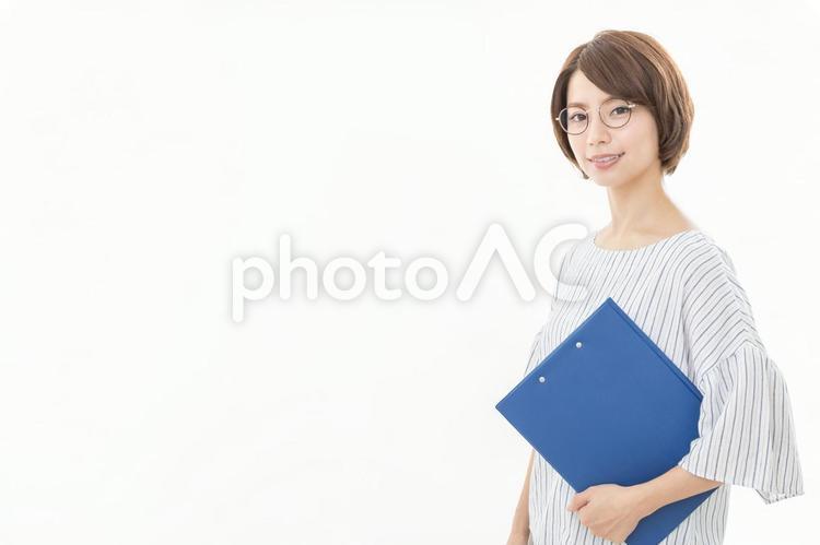 ファイルを抱えるビジネスウーマン 女性,人物,ファイルの写真素材