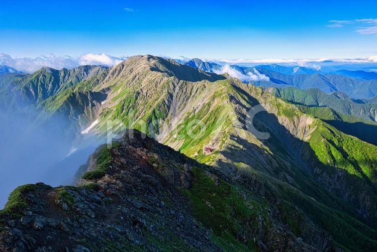 南アルプスの北岳から間ノ岳へ続く稜線 南アルプス,北岳,間ノ岳の写真素材