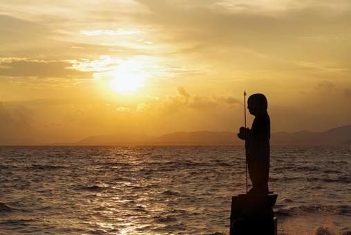 島根県の宍道湖に沈む夕陽と袖師地蔵 島根県の宍道湖に沈む夕陽と袖師地蔵 宍道湖,袖師地蔵,お地蔵さんの写真素材