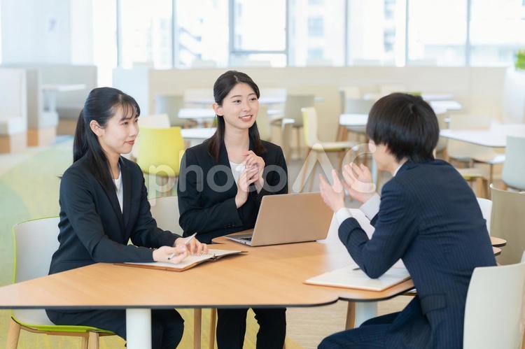 会議をする男女のビジネスマン ビジネスマン,ビジネス,会議の写真素材