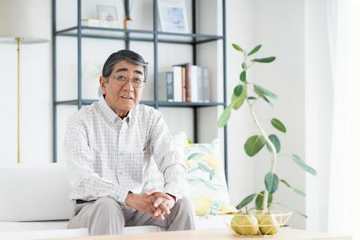 リビングでくつろぐシニアの男性 リビングでくつろぐシニアの男性 シニア,男性,セカンドライフの写真素材