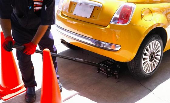 ジャッキアップ① 車,ジャッキアップ,タイヤ交換の写真素材