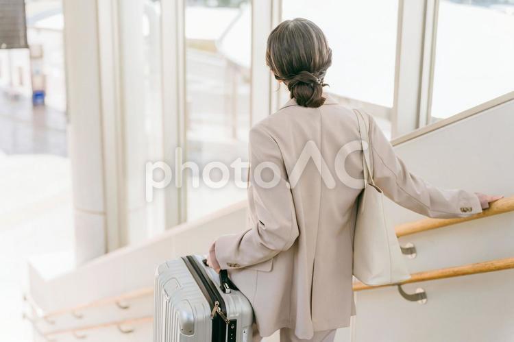 階段で重い荷物を持つ女性（駅・空港） 重い,荷物,階段の写真素材
