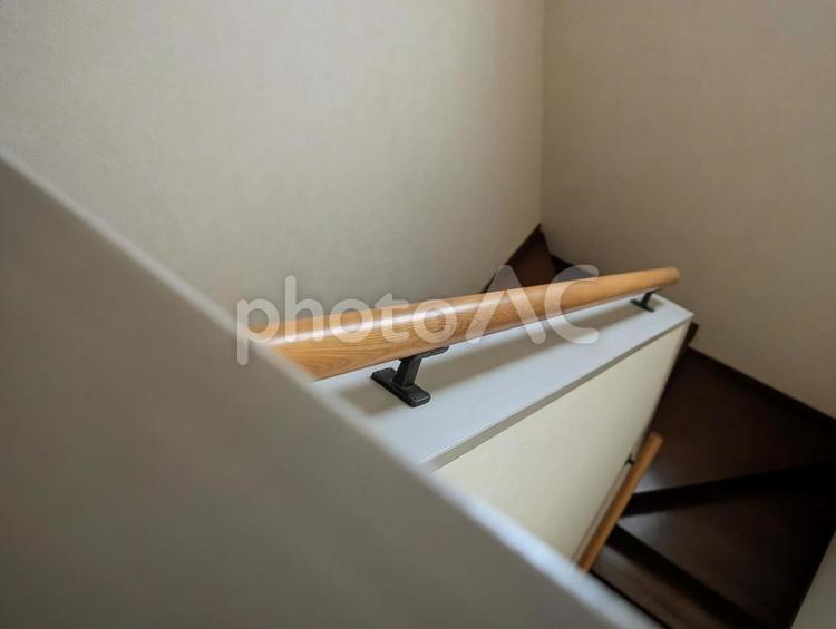 住宅内の階段を上から見下ろす写真 見下ろす,階段,手すりの写真素材