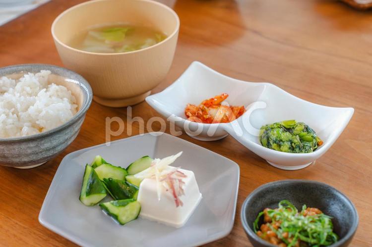 冷奴と納豆が並ぶ和朝食 朝食,和食,ご飯の写真素材