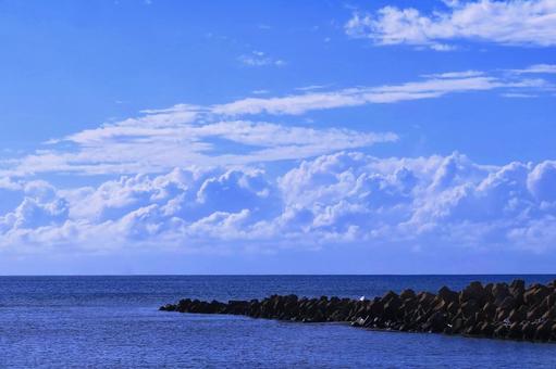 秋雨前線に伴う海上の積乱雲 秋雨前線に伴う海上の積乱雲 海,積乱雲,空の写真素材