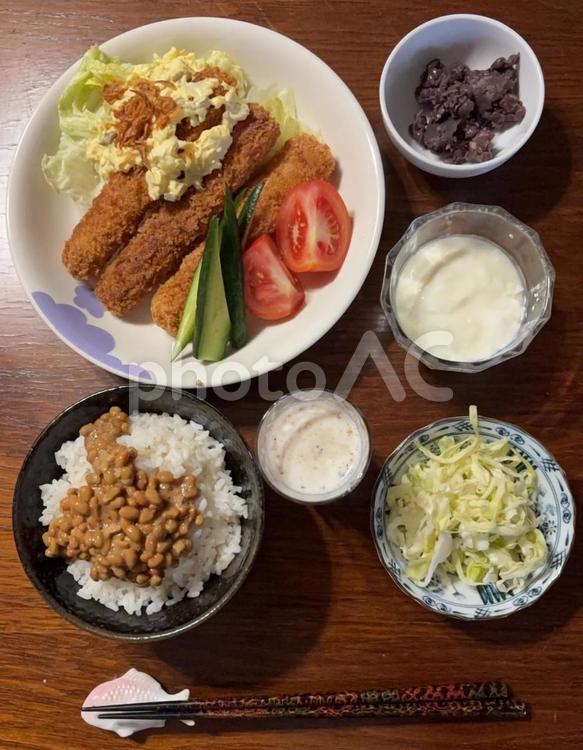 海老ステックにトマトとレタスなどの夕食 夕食,ご飯,食事の写真素材