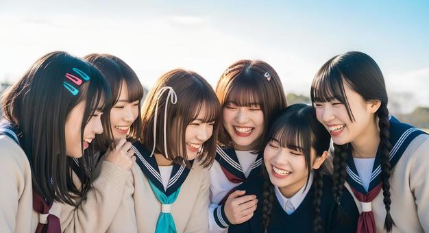 楽し気な仲がいい女子高校生グループの写真