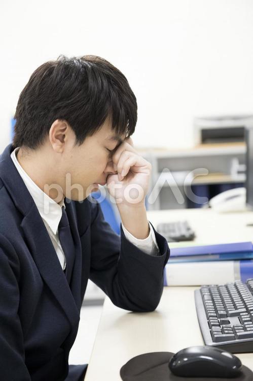 仕事中の男性 - No: 2290589｜写真素材なら「写真AC」無料（フリー）ダウンロードOK