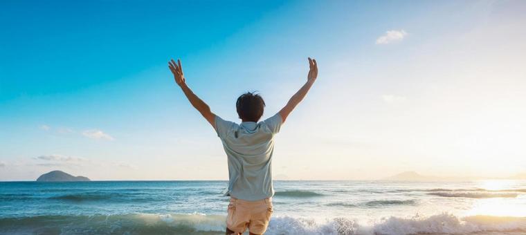海辺でジャンプする男性 海辺でジャンプする男性の写真