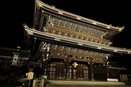 夜の東本願寺 夜景,ライトアップ,夜の写真素材