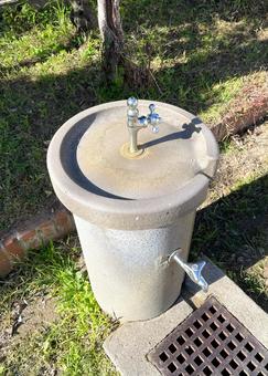 ある公園の立形水飲水栓_上_711L 水道,水飲み場,立形水飲水栓の写真素材