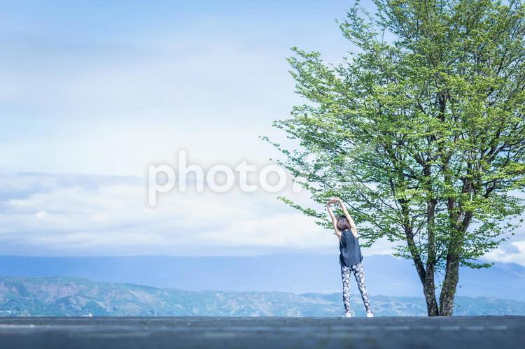 絶景とスポーツウェアの女性（ストレッチ） ストレッチ,柔軟体操,リフレッシュの写真素材