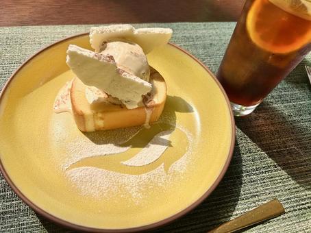 ロールケーキとアイスティー ロールケーキとアイスティーの写真