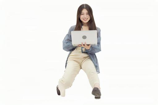 ノートパソコン 女性 ジャンプ ノートパソコン 女性 ジャンプ 女性,人物,若いの写真素材