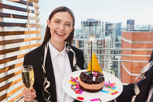 カメラ目線でケーキを持つ笑顔の女性 女性,外国人,ビジネスの写真素材