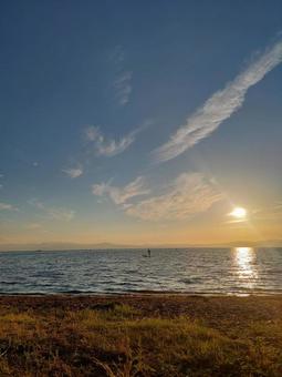 夕焼けと湖 夕日,夕焼け,湖の写真素材