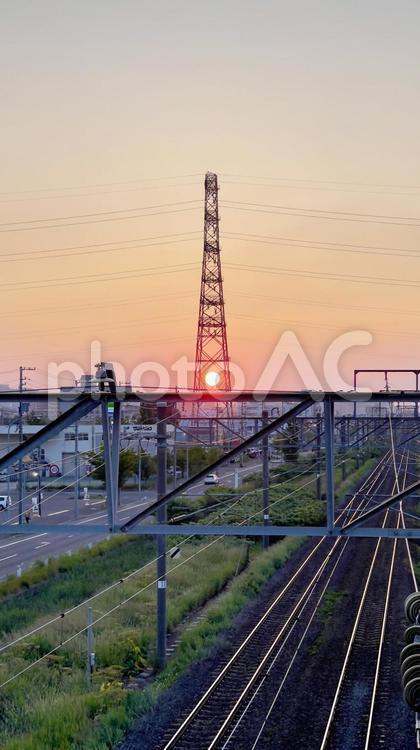 鉄塔の中の夕日 夕日,鉄塔,夕焼けの写真素材