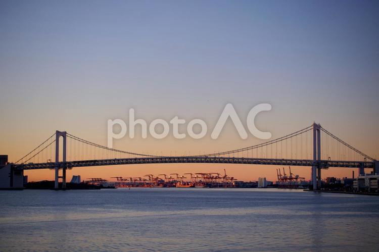 夕暮れのレインボーブリッジと港の風景 レインボーブリッジ,東京,夕焼けの写真素材