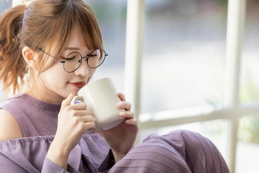 コーヒーを飲む女性 女性,人物,20代の写真素材