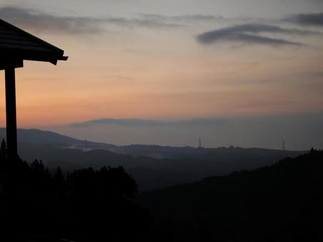 茜色の空と山々のシルエット 夕焼け,山並み,空の写真素材