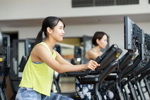 ジムでトレーニングする若い女性 ジム,フィットネス,トレーニングの写真素材