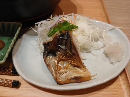 塩さばとキャベツ、大根おろし 塩さばとキャベツ、大根おろし 塩さば,大根おろし,サラダの写真素材