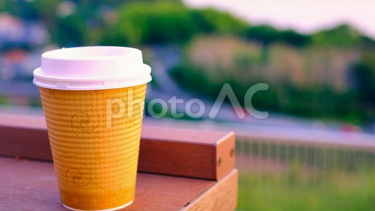 気持ちのいいテラスでコーヒーを飲む コーヒー,テイクアウト,飲み物の写真素材
