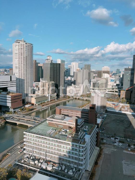 都市の眺望　大阪中之島からの風景　ビル群 青空,背景,都市の写真素材
