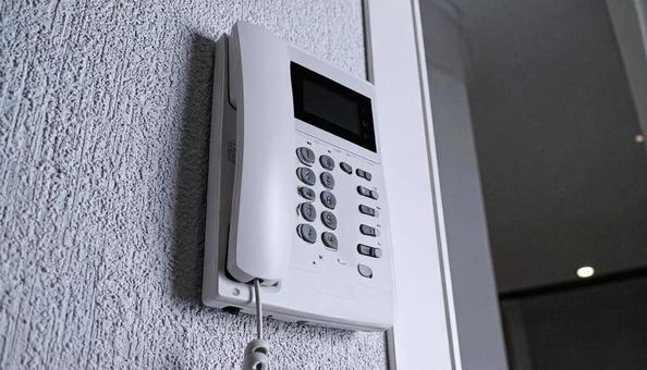 屋内の白いインターフォン  屋内の白いインターフォン の写真