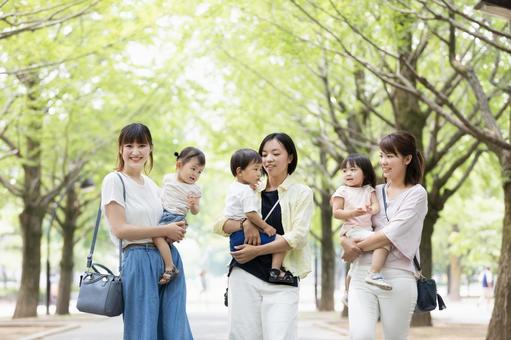 ママ友 母親 育児 ママ友 母親 育児 ママ友,公園,女性の写真素材