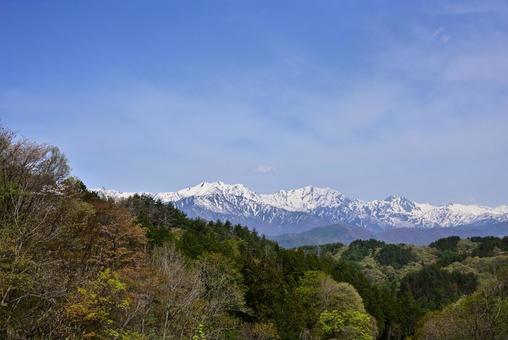 峠より北アルプスの山々を望む 爺ヶ岳,鹿島槍ヶ岳,五竜岳の写真素材