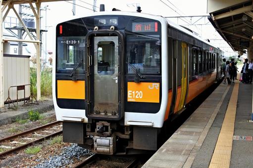 キハE120形停車シーン キハE120形停車シーン の写真