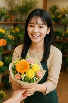 お花屋さんで働く素敵な笑顔の女性 お花屋さんで働く素敵な笑顔の女性の写真