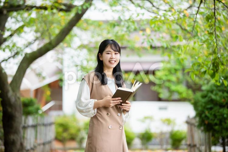 公園で本を読む女性　reading 読書,本,秋の写真素材