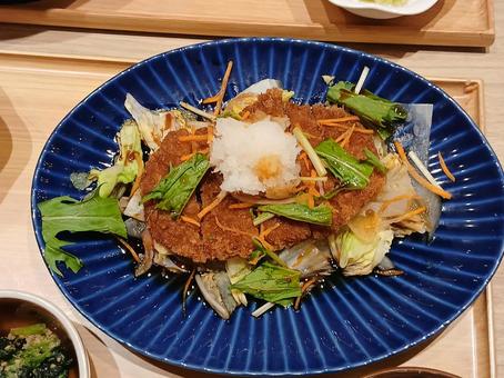 野菜たっぷり大根おろしの豚カツ 野菜たっぷり大根おろしの豚カツ 豚カツ,揚げ物,外食の写真素材