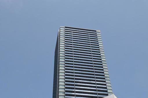 快晴の青空を背景にした駅前高層マンション 快晴の青空を背景にした駅前高層マンション 青空,マンション,高層ビルの写真素材