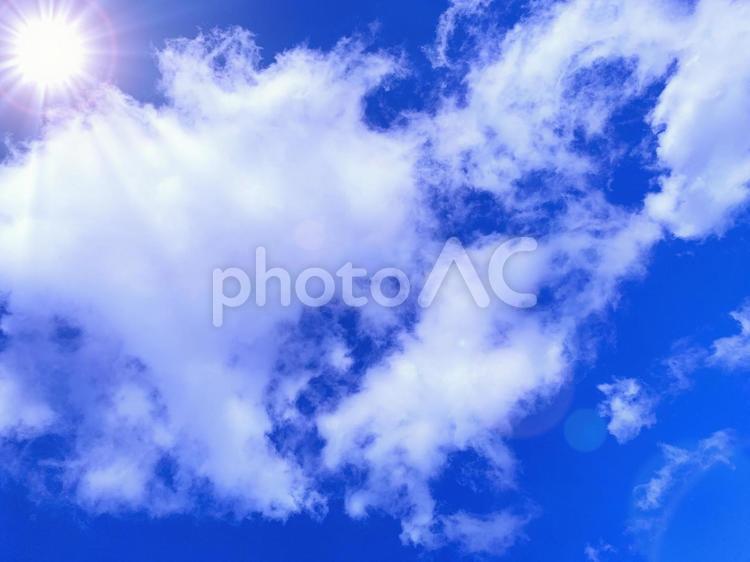 爽やかな青空と太陽（青空背景イメージ） 空,青空,雲の写真素材