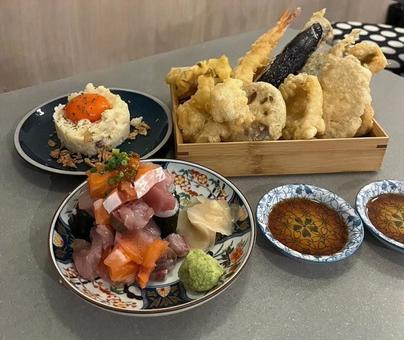 天麩羅と刺し身 刺身,天ぷら,ポテトサラダの写真素材