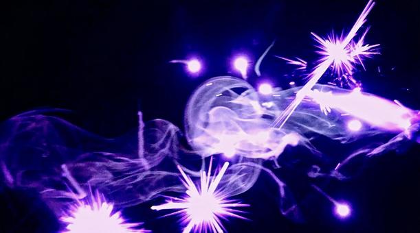 煌めく火花「紫」 炎,火,光の写真素材
