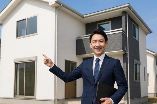 新築住宅を案内する宅建士の男性の写真
