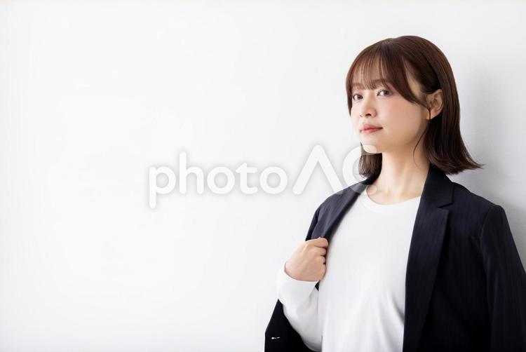 スーツを羽織るビジネスウーマン 女性,ビジネスウーマン,羽織るの写真素材