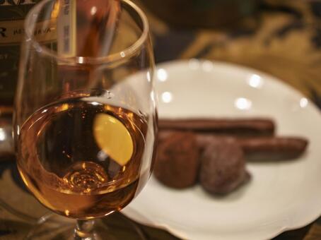 琥珀色に酔う至福のラム時間 ラム酒,アルコール,グラスの写真素材