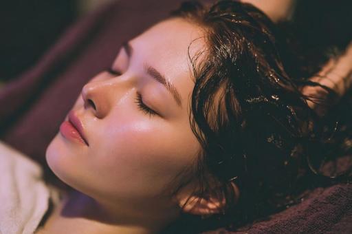 ヘッドスパを受ける女性-9 ヘッドスパを受ける女性-9の写真