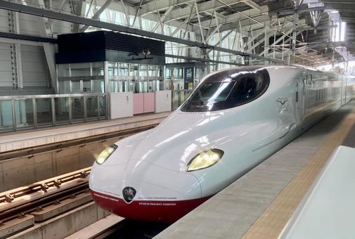西九州新幹線かもめが駅のホームに停車 西九州新幹線かもめが駅のホームに停車 新幹線,かもめ,n700sの写真素材