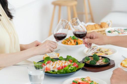 ダイニングで食事をするミドルの夫婦 ダイニングで食事をするミドルの夫婦 乾杯,ワイン,食事の写真素材
