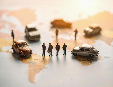 海外の地図に置いた車と男性のミニチュア 海外の地図に置いた車と男性のミニチュアの写真