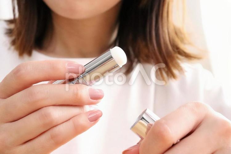 スティック美容液を使う女性 美容,美容液,お手入れの写真素材